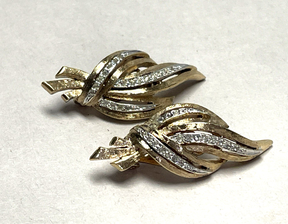 Vintage Signed PANETTA Gold Tone Rhinestone Clip On Earrings Leaf Swirl 10g